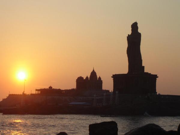 sunrise-in-kanyakumari-thiruvallur-statue-and-vivekananda-rock.jpg