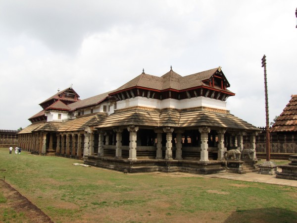 1000-Pillar-Temple-Moodbidri-Left-Side-View